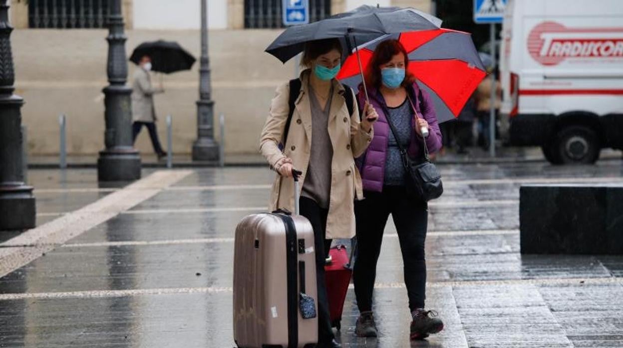 Dos mujeres pasean con mascarilla