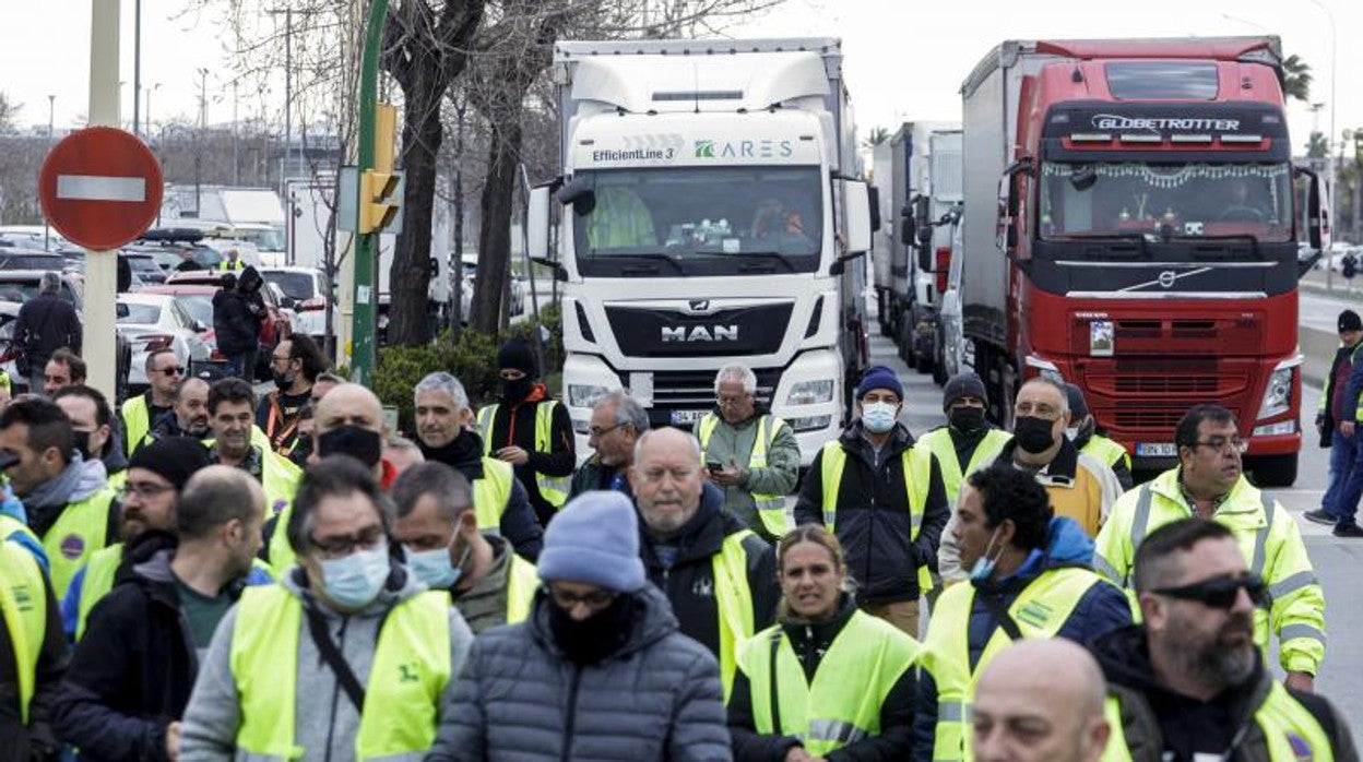 Un centenar de camioneros protagonizaron el viernes una marcha y posterior concentración en Zona Franca de Barcelona