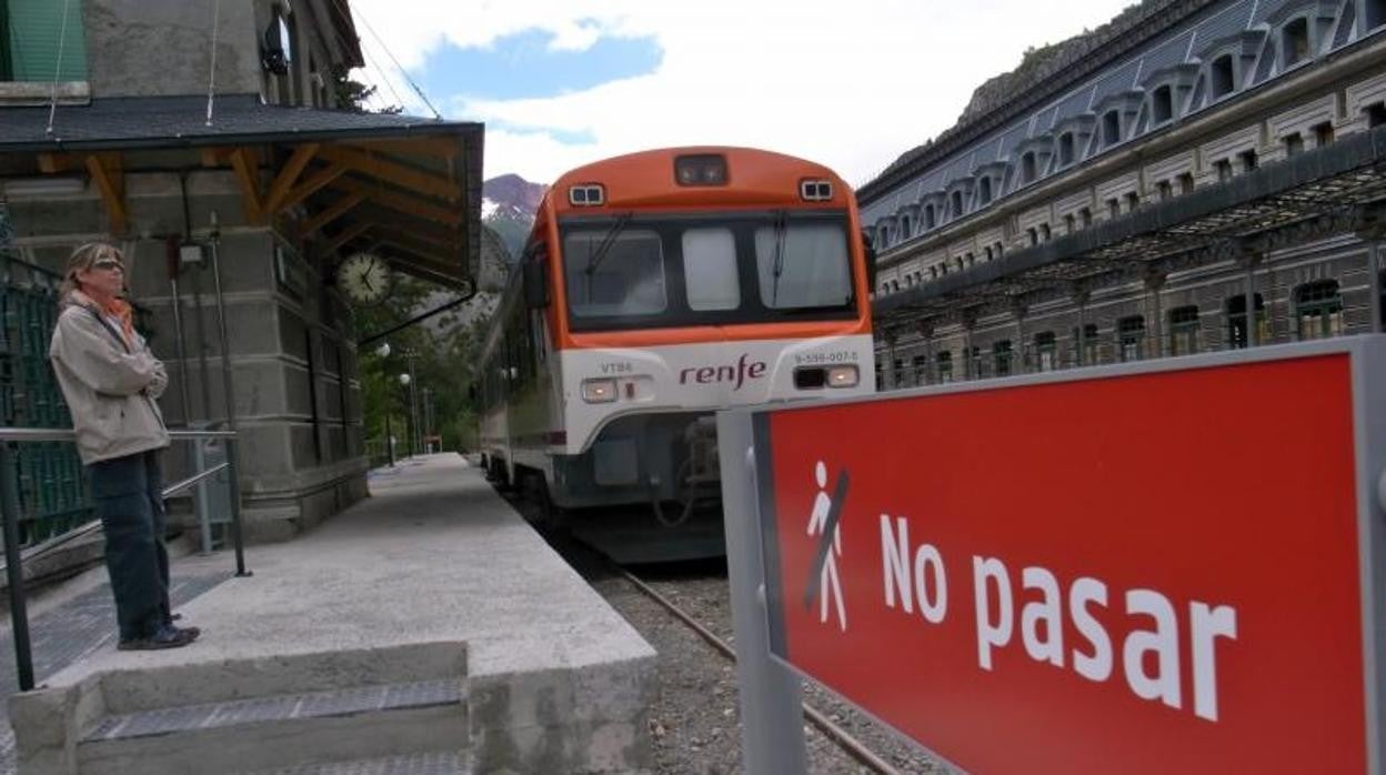 Imagen de archivo de un tren regional en los andenes de la emblemática estación de Canfranc (Huesca)