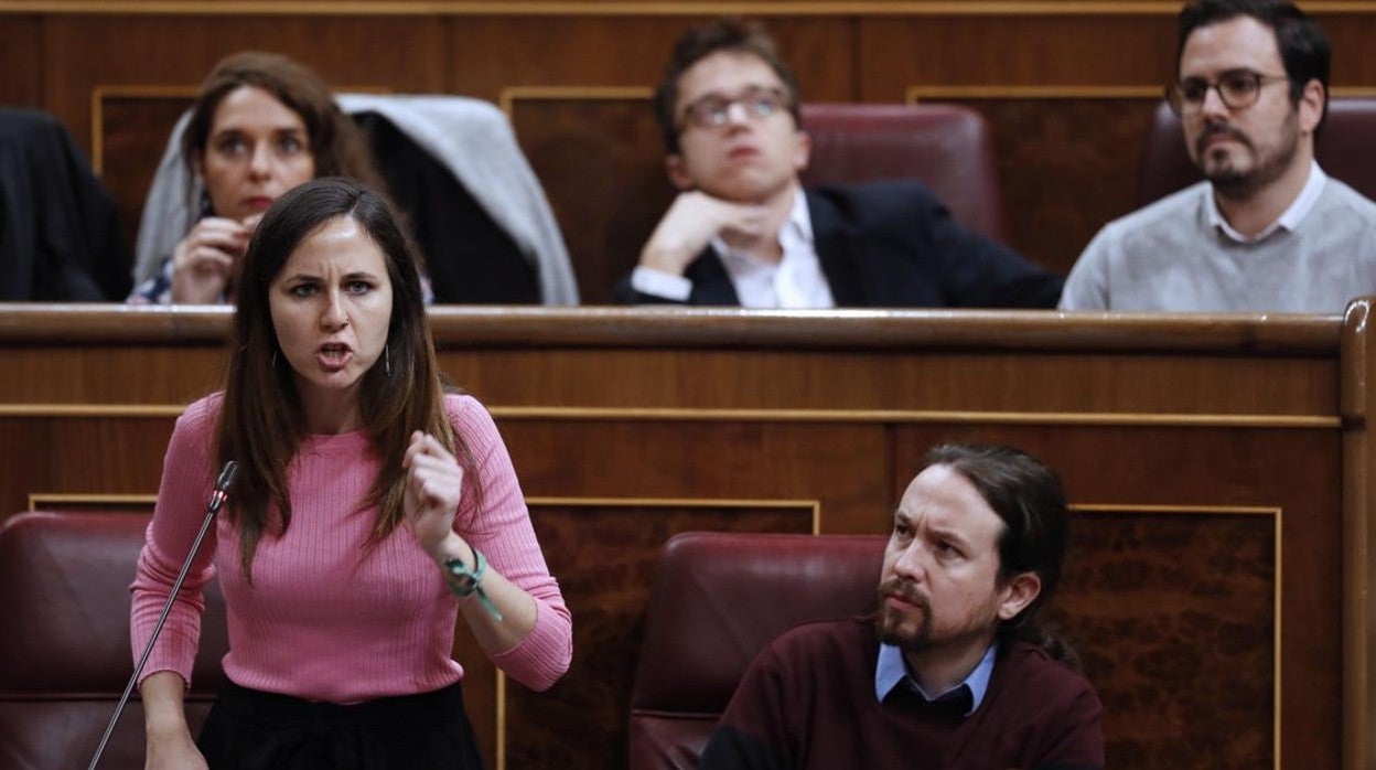 Belarra, en su escaño del Congreso junto al entonces vicepresidente Pablo Iglesias