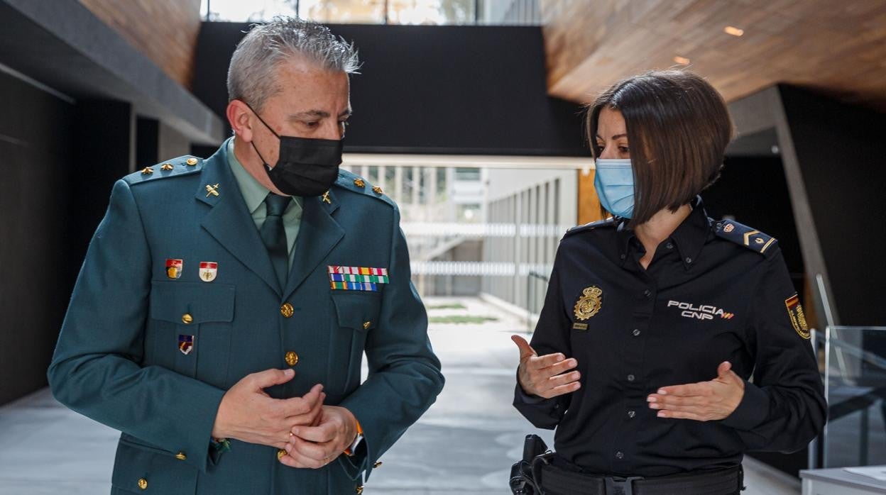 El jefe de prensa y comunity manager de la Guardia Civil, el teniente coronel Fernando Cubillo y la super intendente de la Policía Nacional, Laura Garaboa participan en una de las mesas de las Jornadas 'Explorando narrativas de ciudadanía crítica frente a delitos de odio'