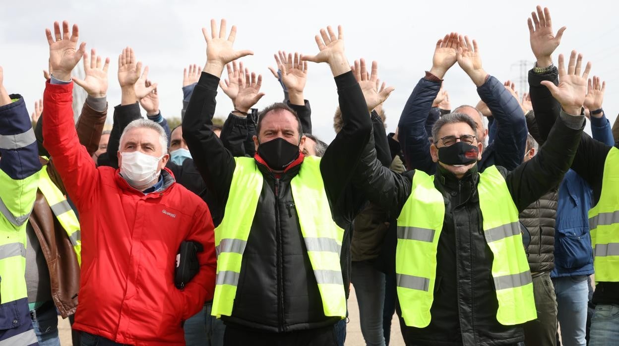 Un grupo de transportistas protestan durante la ceremonia de la puesta de la primera piedra de la nueva planta de Switch Mobility en Valladolid