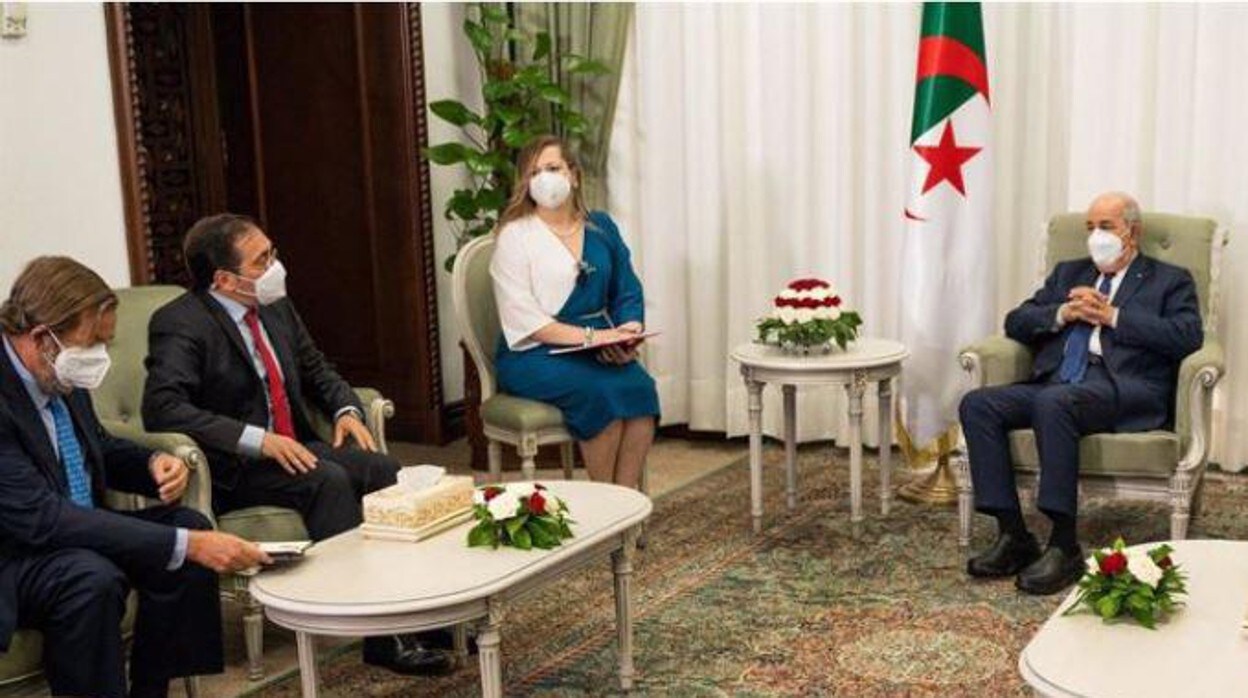 El ministro Albares dialoga con su homólogo argelino, Ramtane Lamamra, en su visita a Argel en octubre de 2021