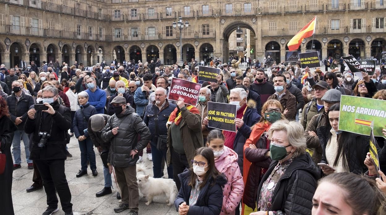 Una de las concentraciones contra la subida de precios, en la Plaza Mayor de Salamanca