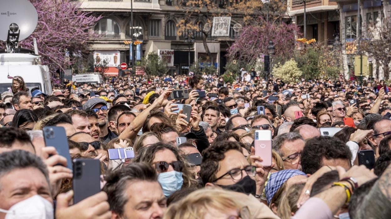 Imagen del ambiente en la Plaza del Ayuntamiento de Valencia durante la mascletà del 18 de marzo