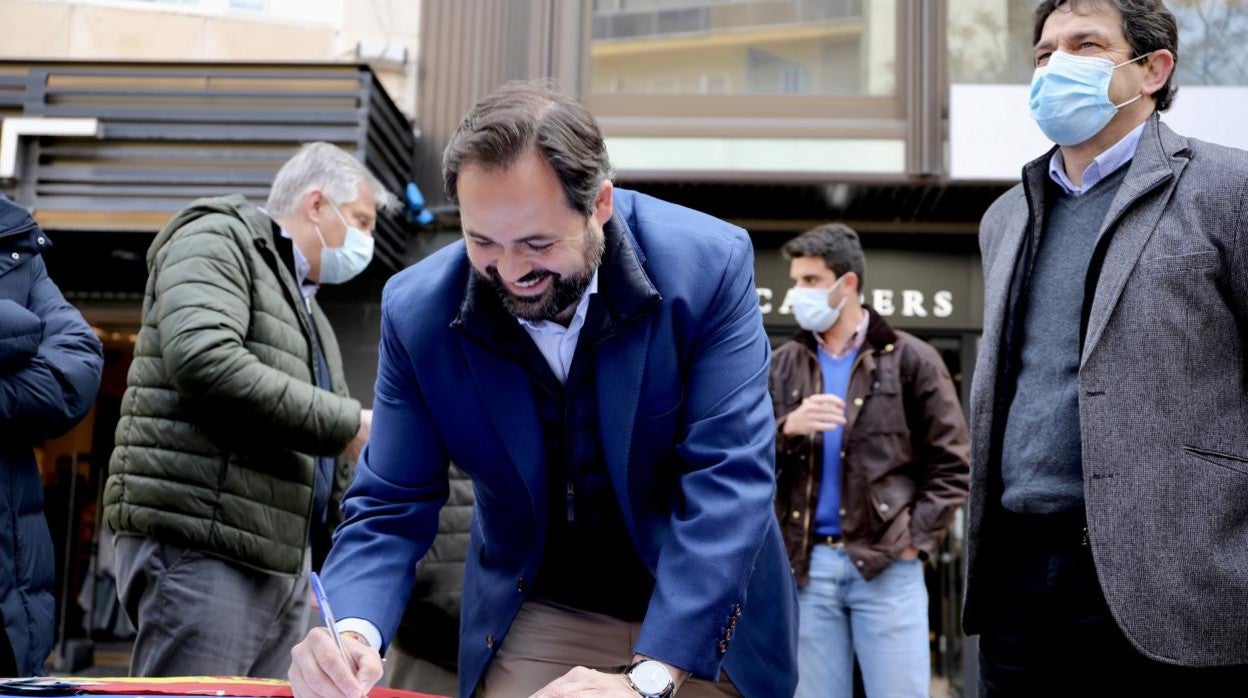 Paco Núñez firma en Ciudad Real para que el Gobierno baje los impuestos