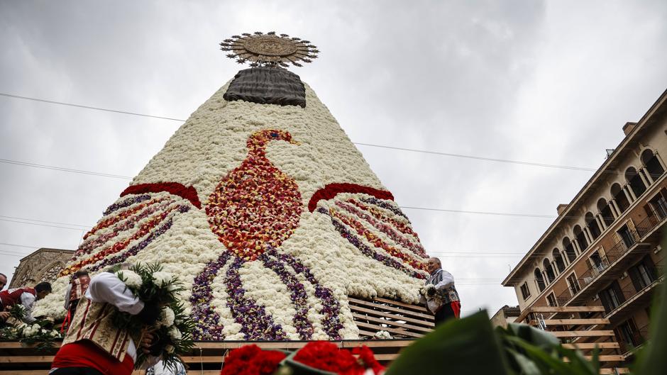 Fallas 2022: Valencia completa el manto de flores de la Virgen con un millón de claveles tras dos días de Ofrenda