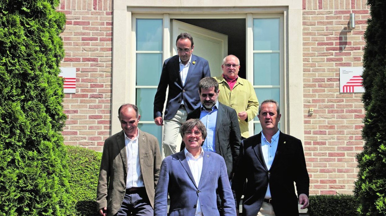 Carles Puigdemont, Jordi Sànchez, Jordi Turull, Josep Rull, Joaquim Forn y Lluís Puig saliendo de la llamada Casa de la República de Waterloo