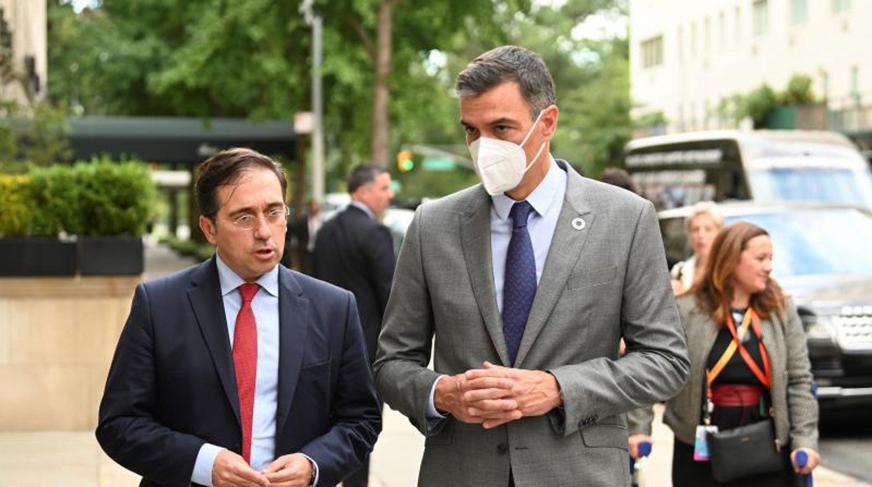 José Manuel Albares junto a Pedro Sánchez