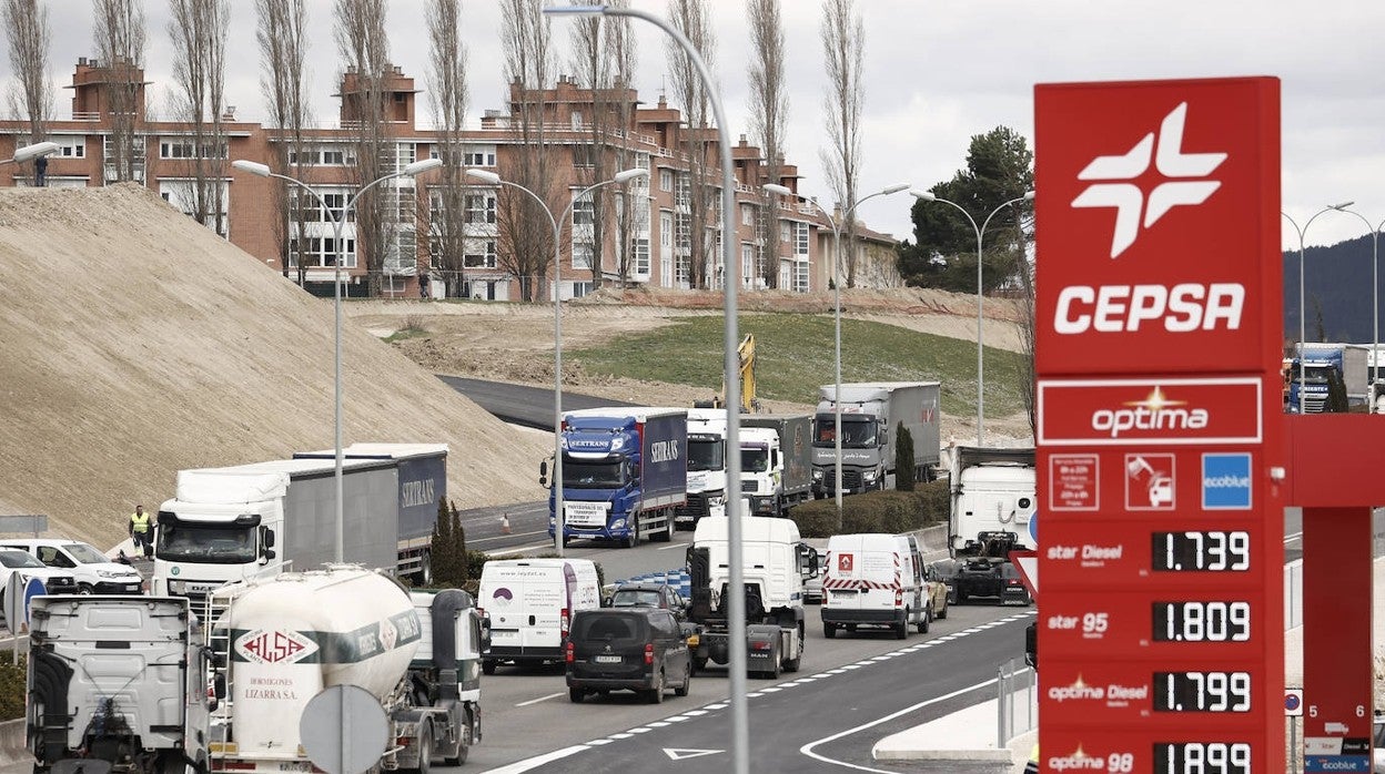 Cientos de camioneros han ocupado con sus camiones este lunes la ronda de Pamplona