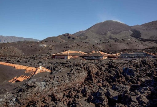 El tejado de una casa bajo el manto de lava