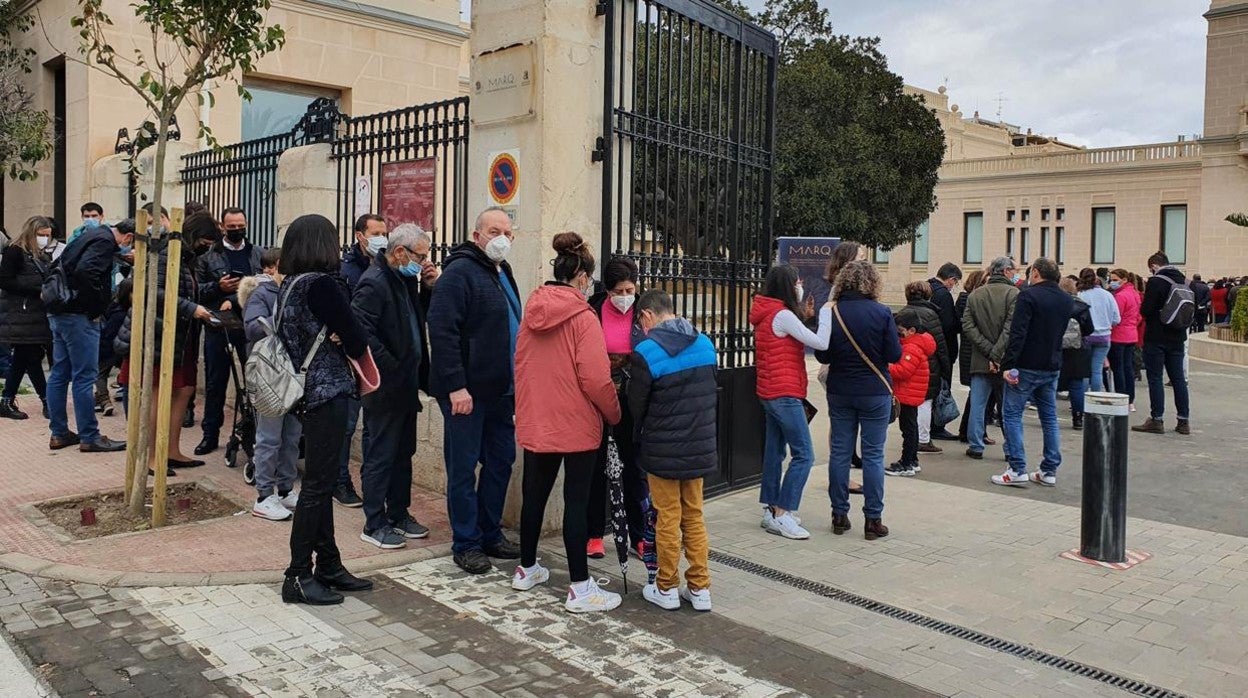 Colas formadas a las puertas del MARQ de Alicante en la jornada de puertas abiertas del fin de semana