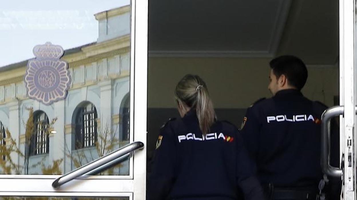 Dos agentes entrando a la Jefatura Superior de Policía de Zaragoza