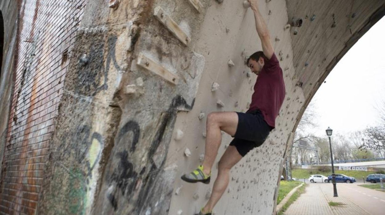 Javier escala por uno de los ojos del Puente de los Franceses