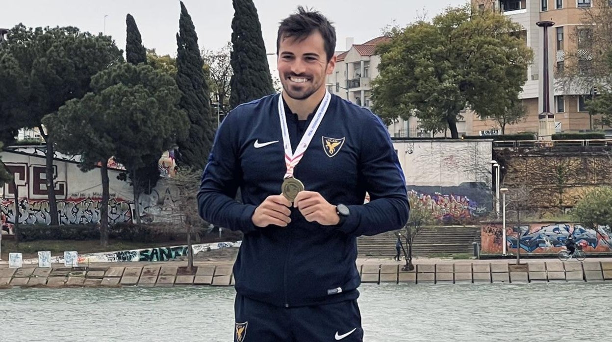 Paco Cubelos, con la medalla de oro tras ganar la prueba K-1 de 5.000 metros disputada en Sevilla, en aguas del río Guadalquivir