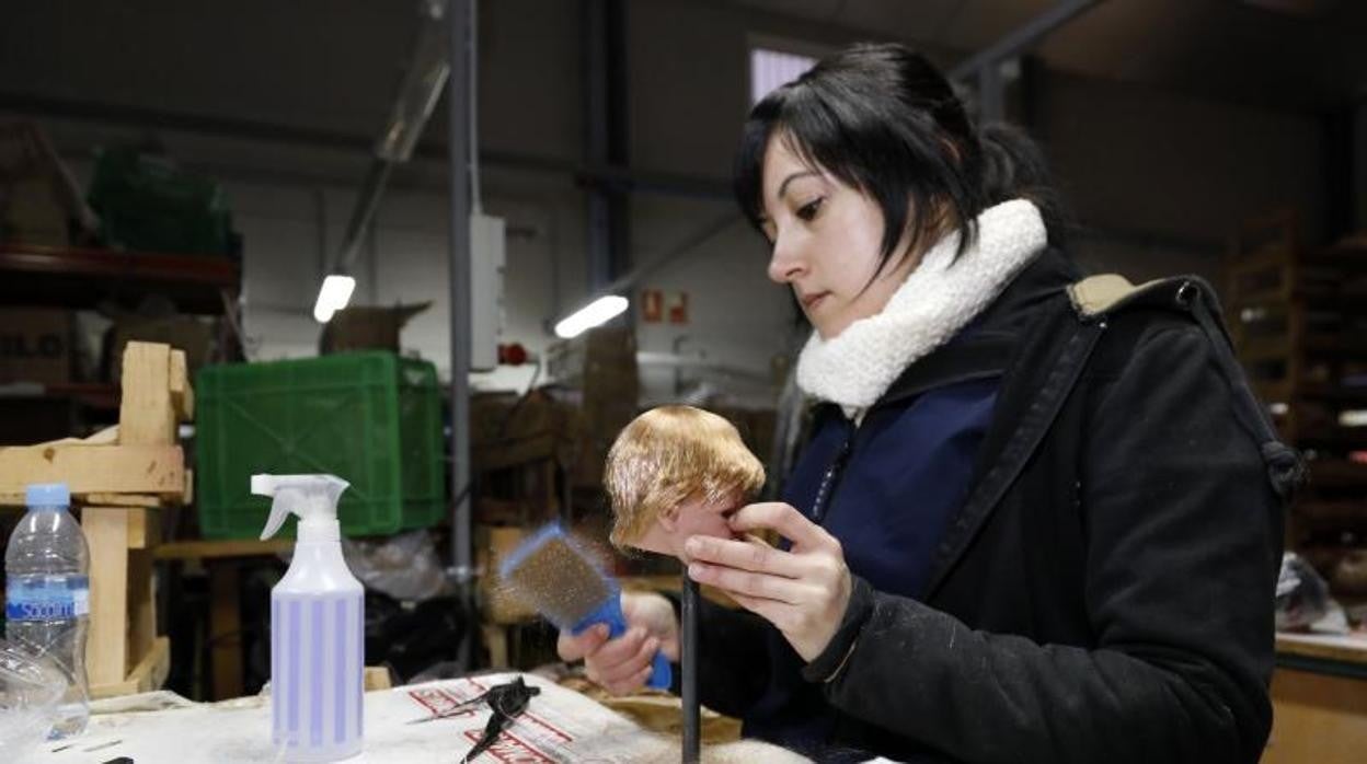 Una trabajadora de la industria juguetera en Castalla