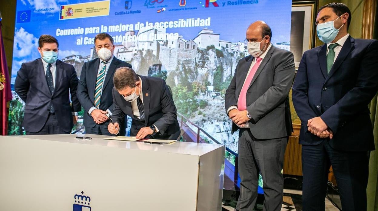 El presidente Page, firmando el convenio para la redacción del proyecto y de la dirección de obra del remonte de Cuenca