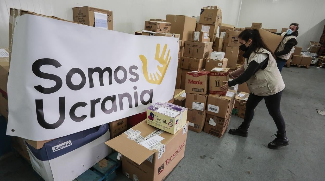 Voluntarias de Somos Ucrania transportan las cajas con donaciones a los autobuses