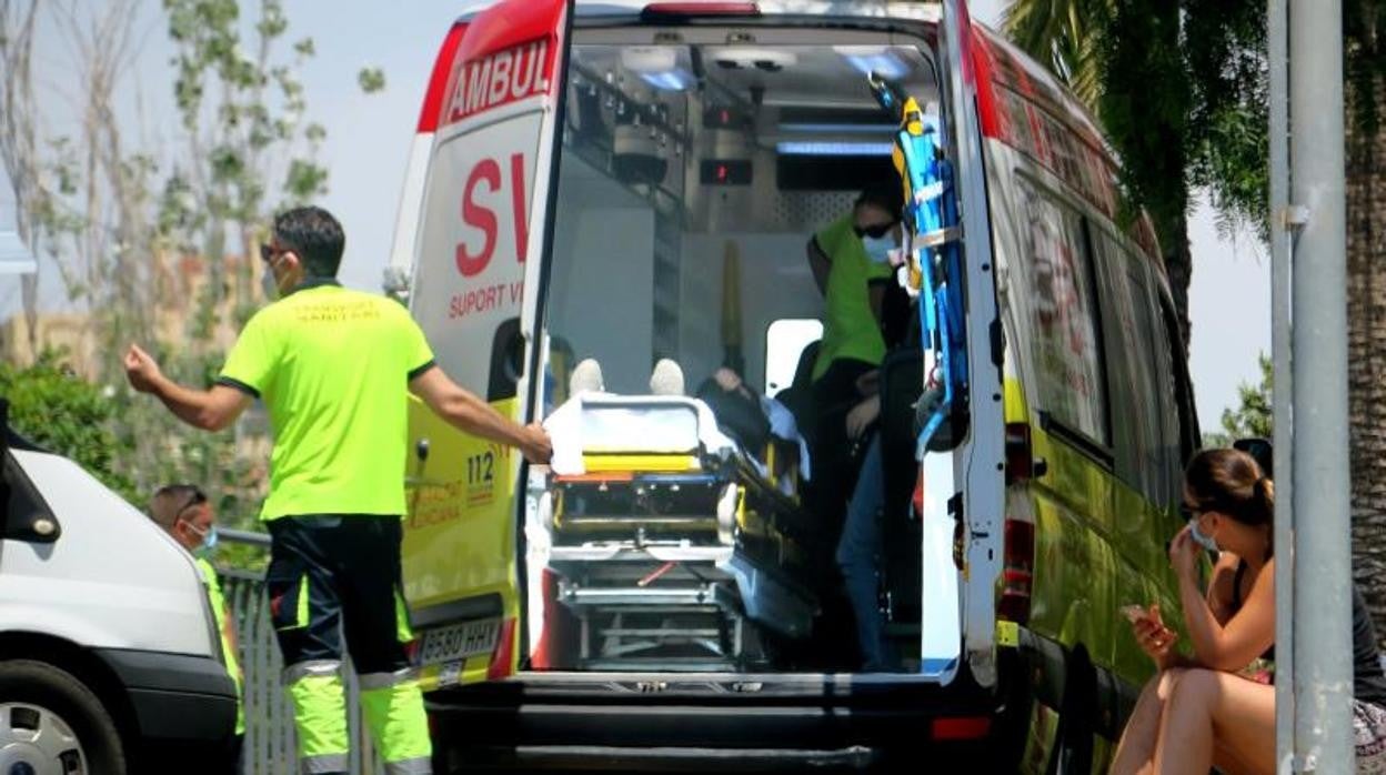 Imagen de archivo de una ambulancia trasladando a un paciente en Alicante