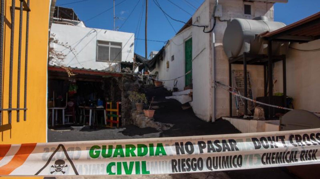 Una cinta avisa de peligro químico en el núcleo urbano, con gases letales