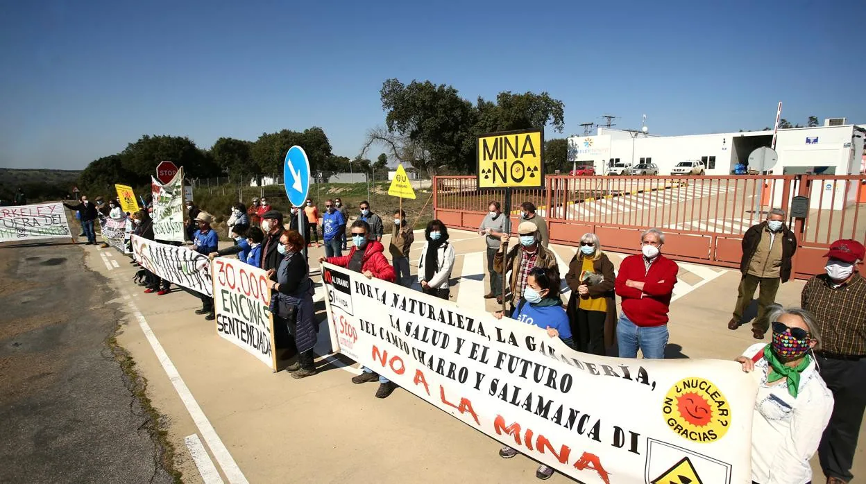 Manifestación en febrero de 2021, convocada por la plataforma Stop Uranio delante de la oficinas que la empresa Berkeley Minera España tiene en Retortillo (Salamanca) como protesta ante una posible mina de uranio a cielo abierto