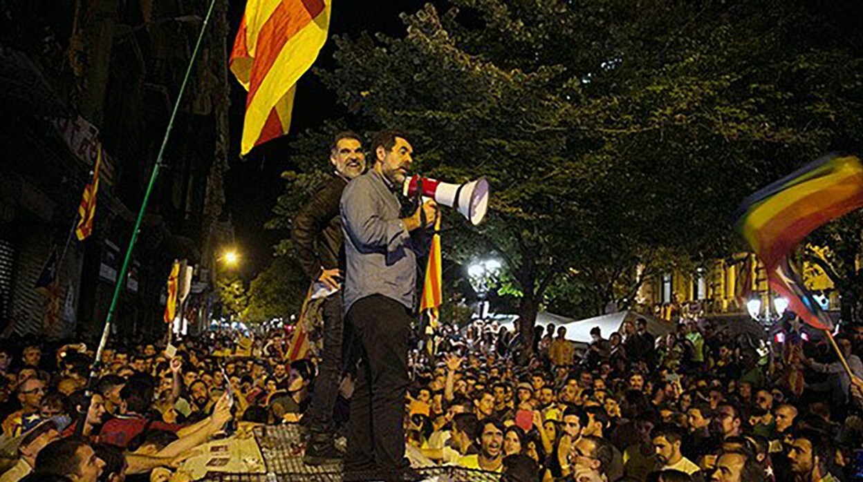 Sànchez, megáfono en mano, durante los altercados de septiembre de 2017 en Barcelona