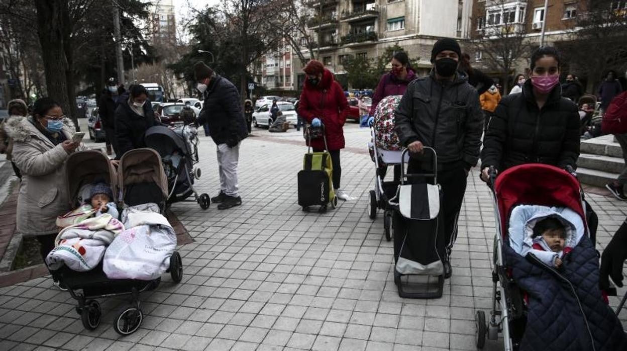 Personas esperando en las llamadas colas del hambre en Madrid