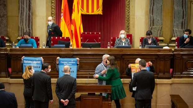 Varios independentistas irrumpen en el pleno del Parlamento de Cataluña saltándose la seguridad
