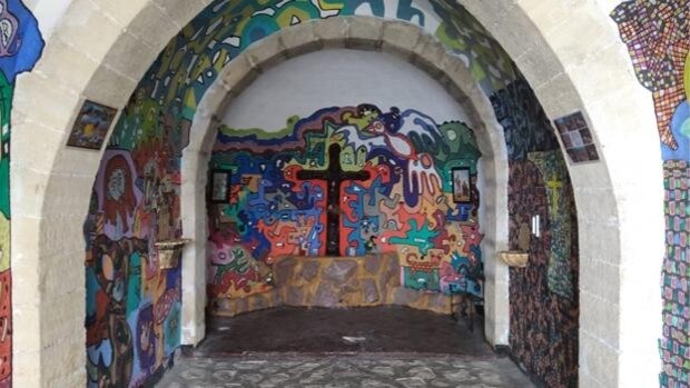 Un pintor decora sin permiso una ermita protegida en Alcoy porque no pudo resistirse a «la inspiración»