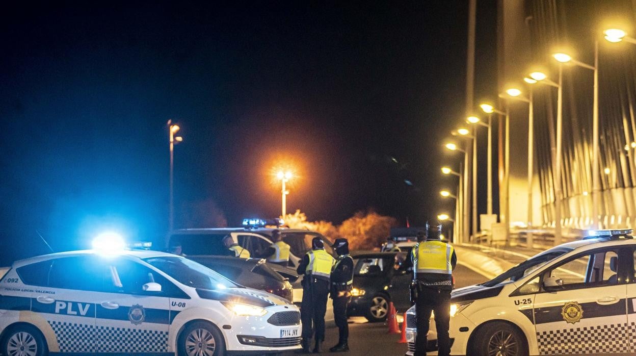 Imagen de archivo de un dispositivo policial durante el toque de queda en Valencia