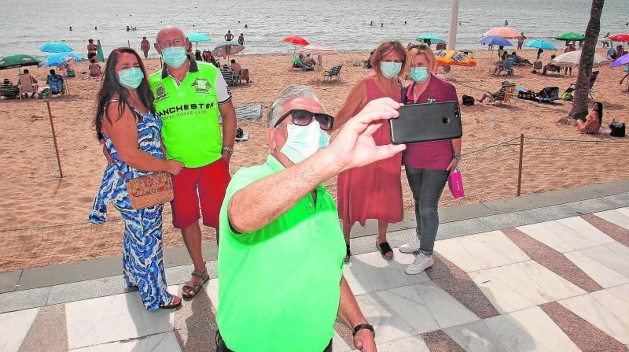 Varios turistas, en una playa de Benidorm