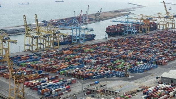 El Puerto de Barcelona, al borde del colapso por el paro de transportistas