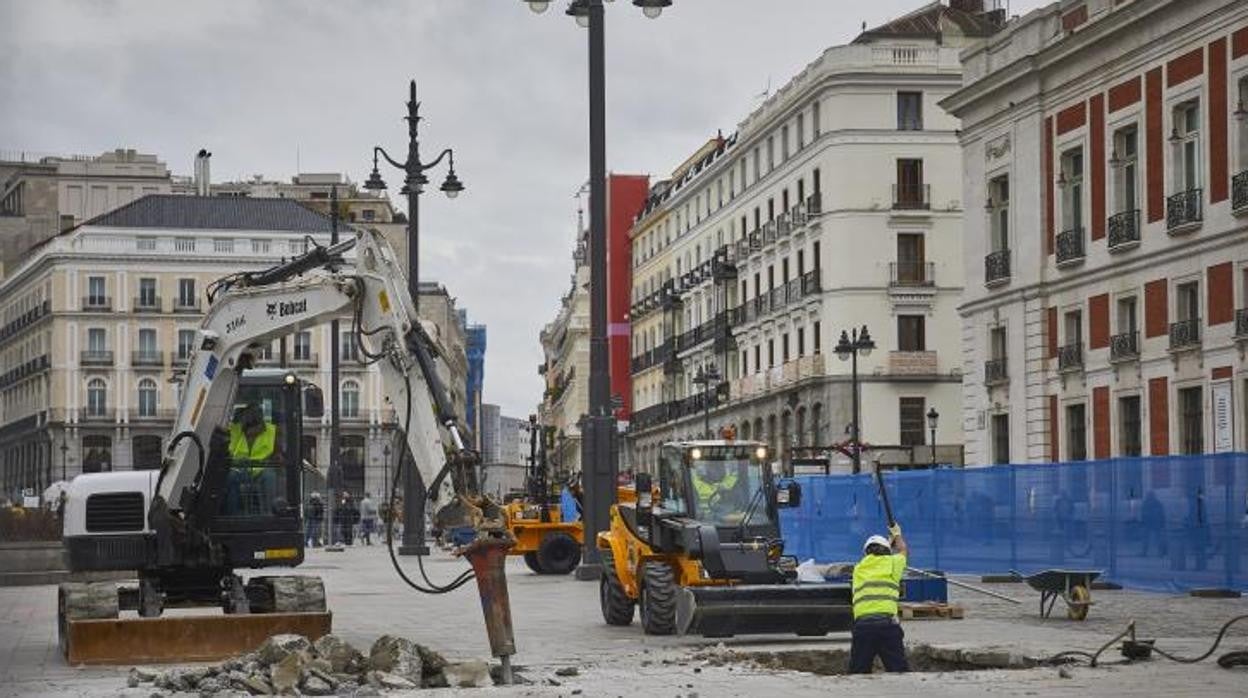 Obras, ayer a mediodía, en la Puerta del Sol