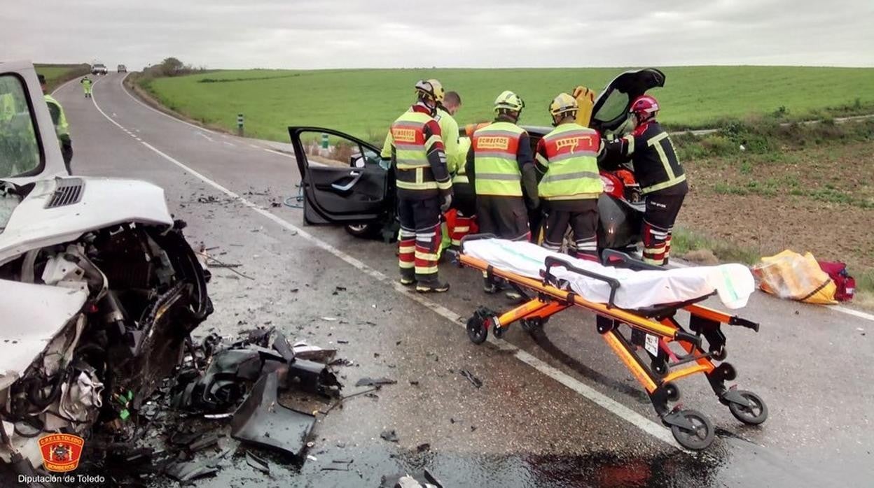 Momento del rescate del pequeño por los bomberos