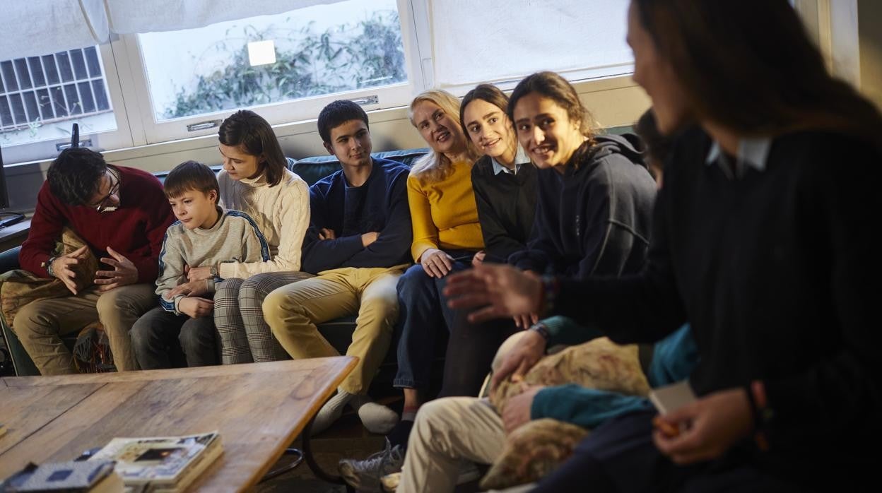 Los Echkenko, con su familia de acogida en Madrid