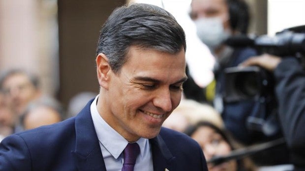 Sánchez pone a prueba en Bruselas su manual de resistencia en un momento crítico