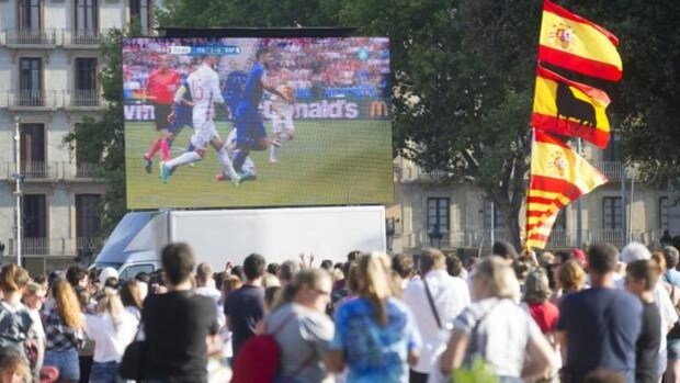 Valents arranca el compromiso de Colau de poner pantallas para seguir a España en el Mundial 2022