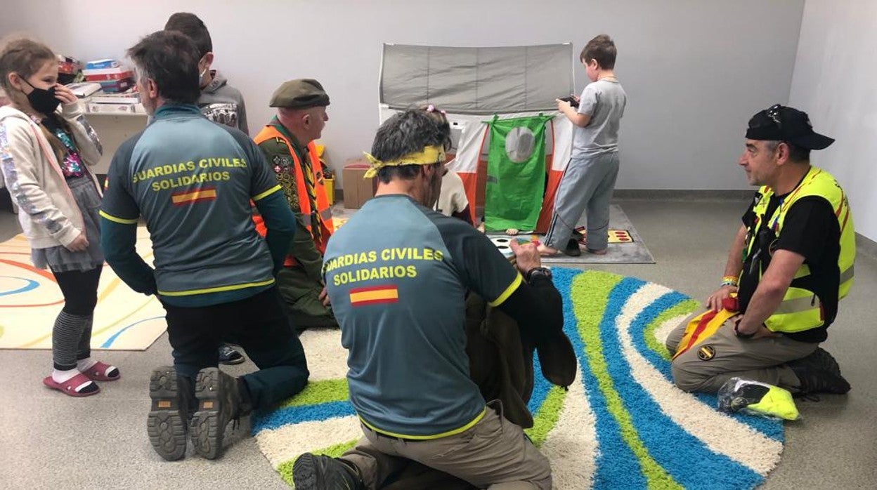 Los Guardias Civiles Solidarias han hecho una primera entrega en un colegio