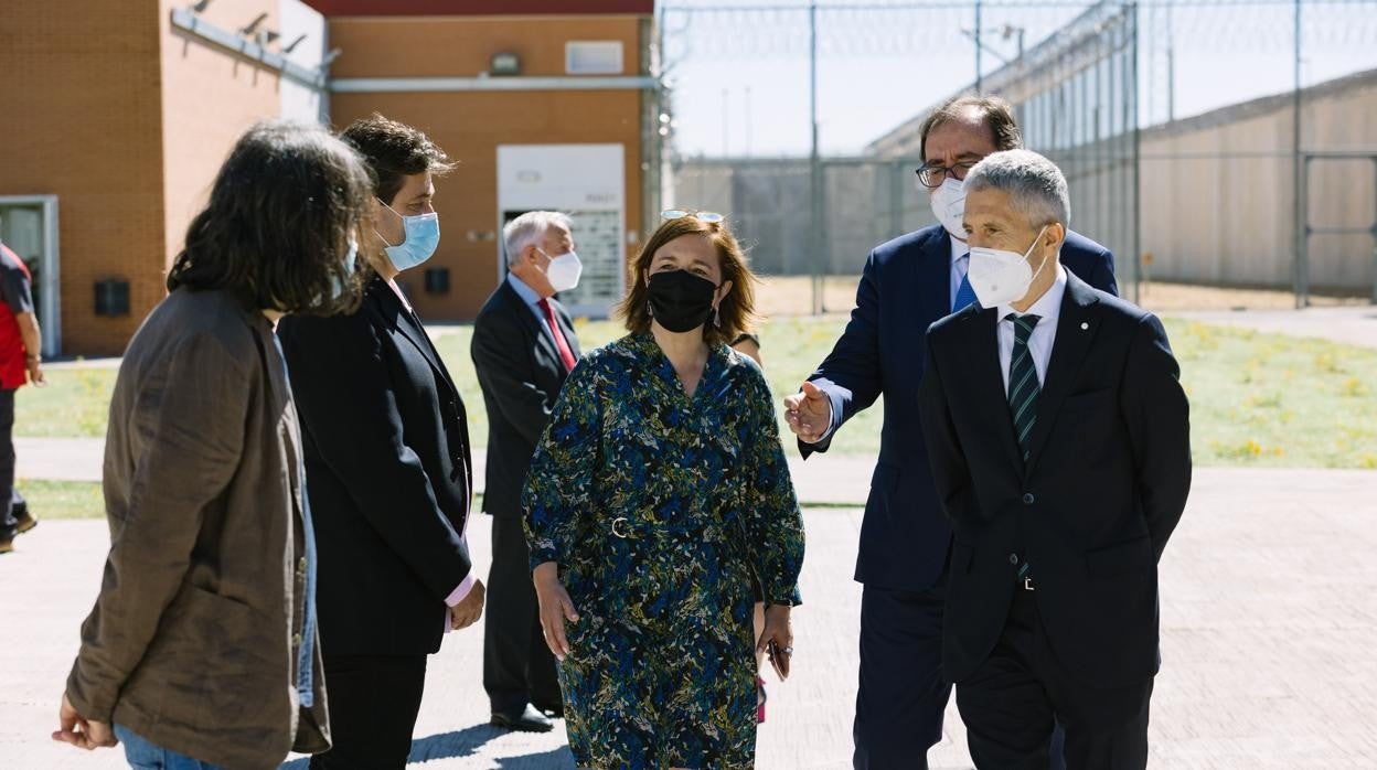 Fotografía de la inauguración de la cárcel de Soria.. Su directora, Concha Zurdo, en el centro.