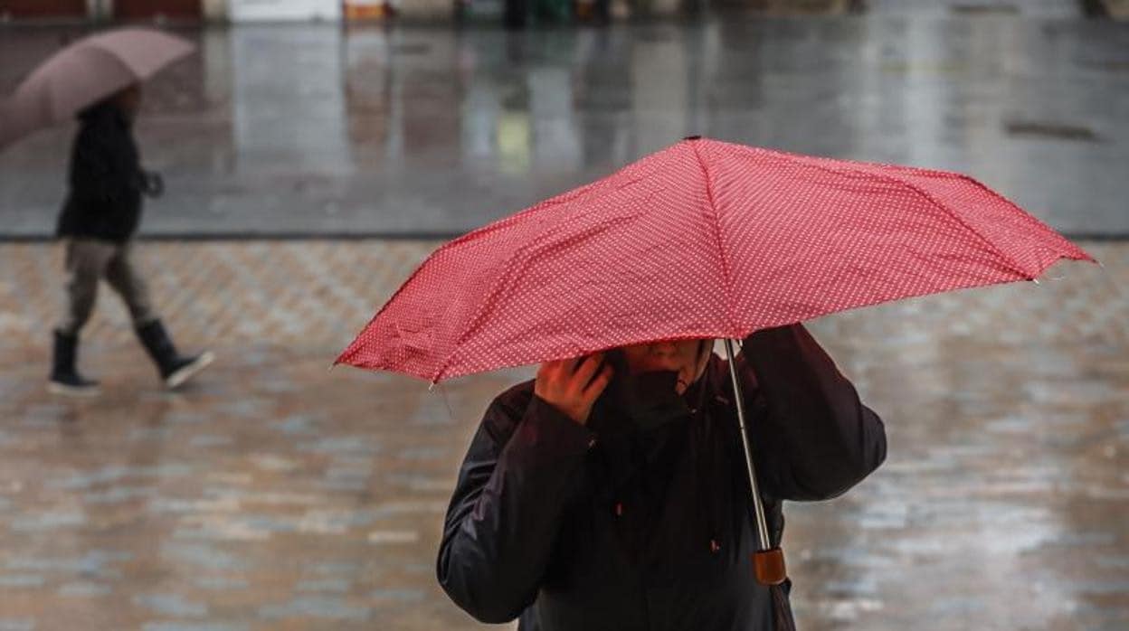 Imagen de una mujer con paraguas en el centro de Valencia