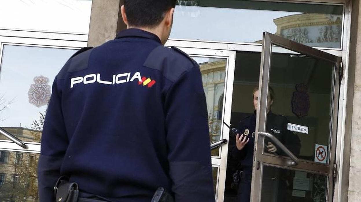 Agentes a las puertas de la Jefatura Superior de Policía de Zaragoza