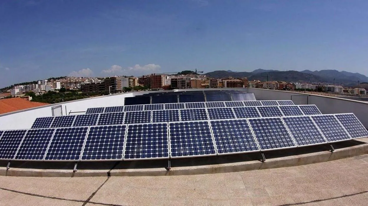 Un edificio de Valencia con placas solares en su tejado