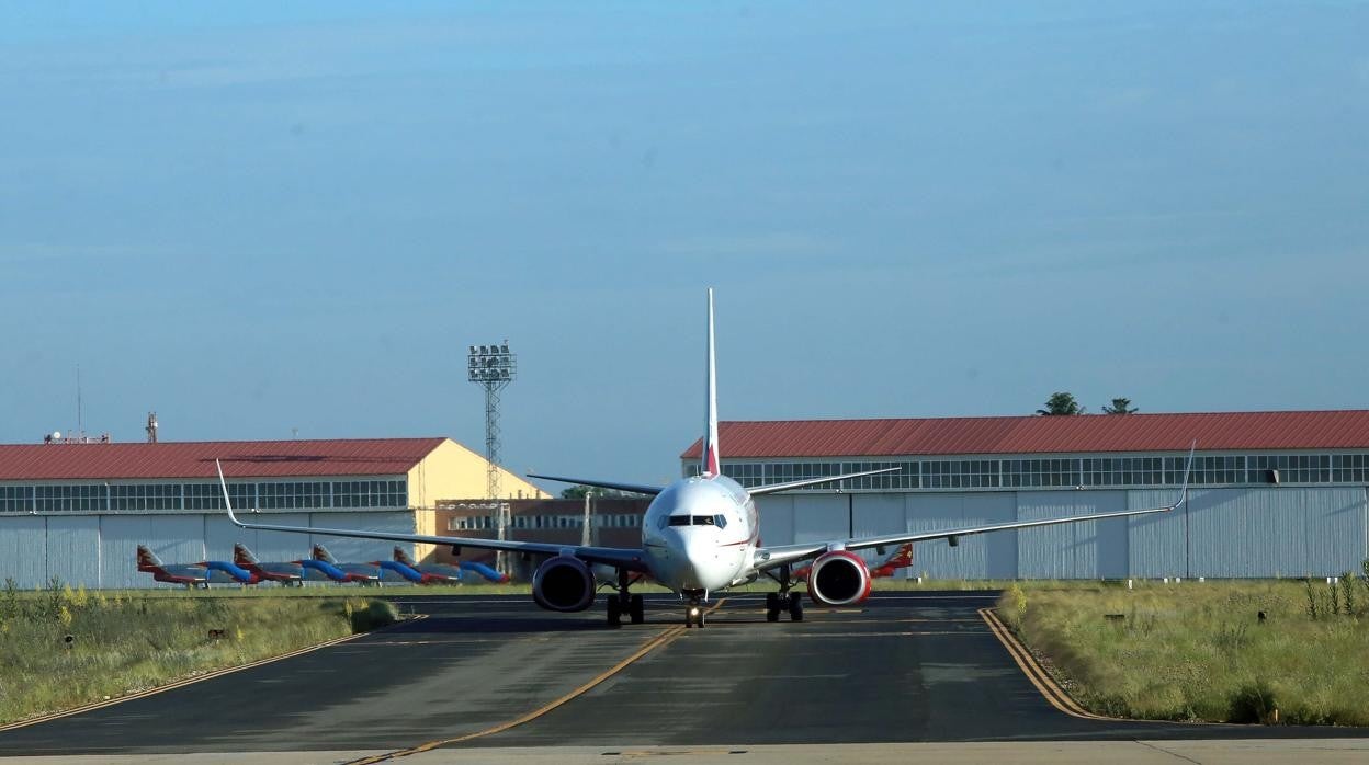 Un avión aterrizando en Villanubla (Valladolid)