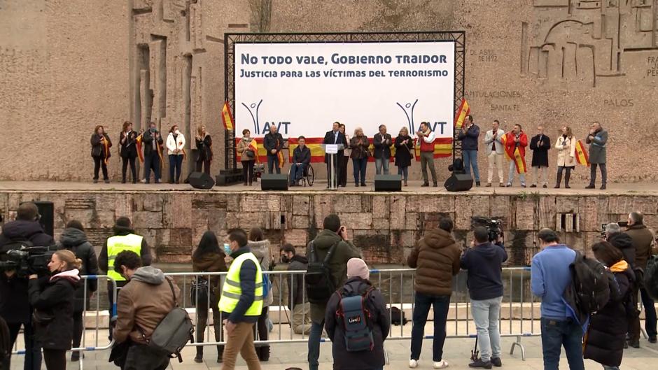 Dirigentes de PP, Vox y Ciudadanos apoyan la manifestación de AVT y critican la acción del Gobierno