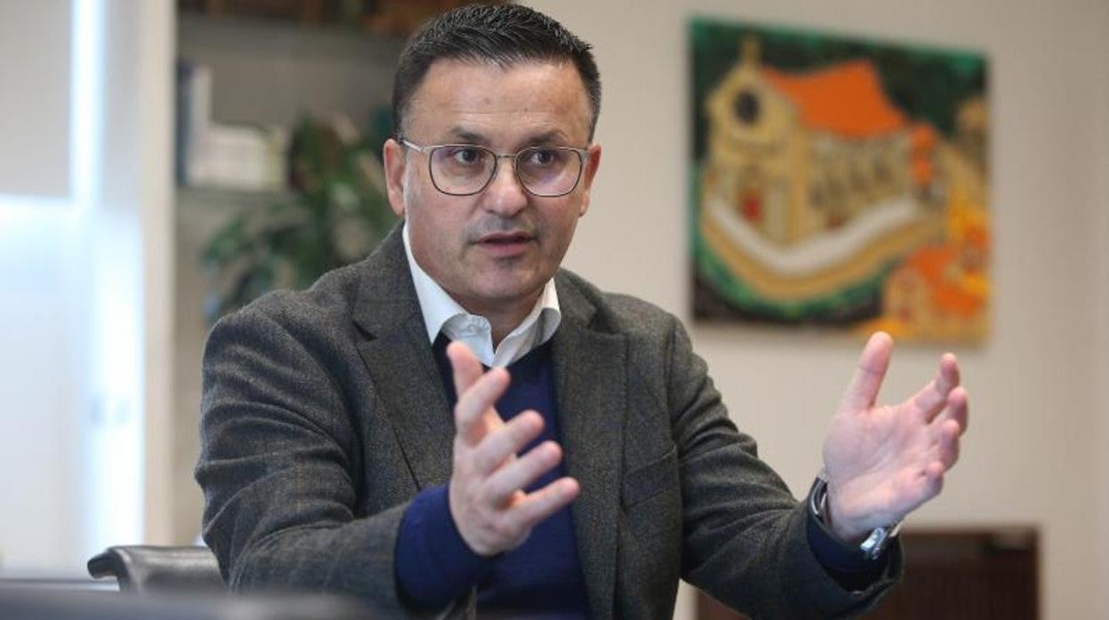 El conselleiro de Medio Rural, José González durante la entrevista en su despacho