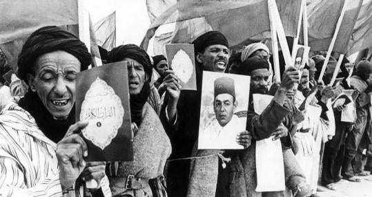 Imagen tomada el 6 de noviembre de 1975: marroquíes de la Marcha Verde lanzada para tomar el Sahara español, exhibiendo fotos del rey Hassán II