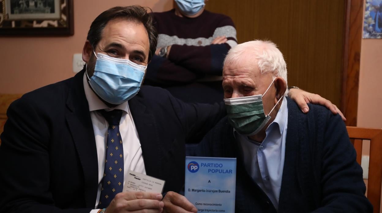 Paco Núñez junto a Margarito un afiliado del PP que cumple 100 años