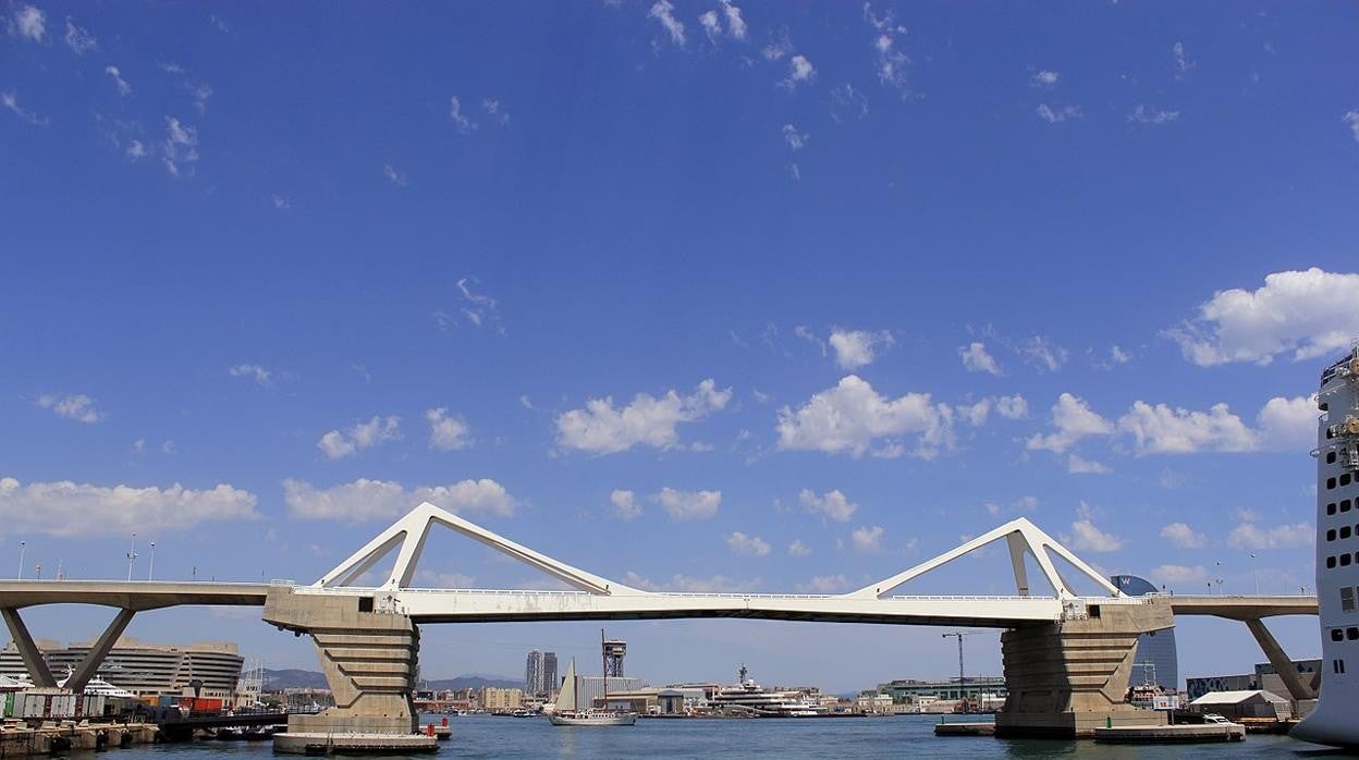 El puente de Europa en el puerto de Barcelona