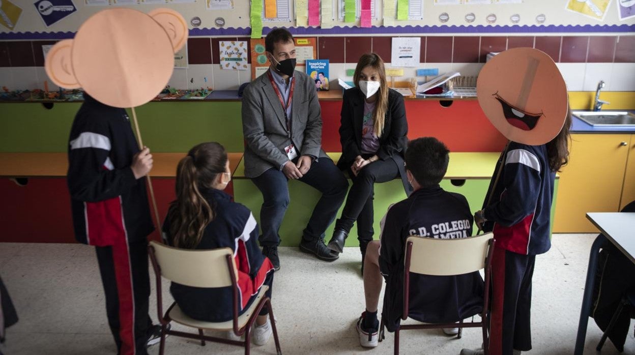 Cuatro niños ucranianos, nuevos alumnos de un colegio del distrito de Barajas