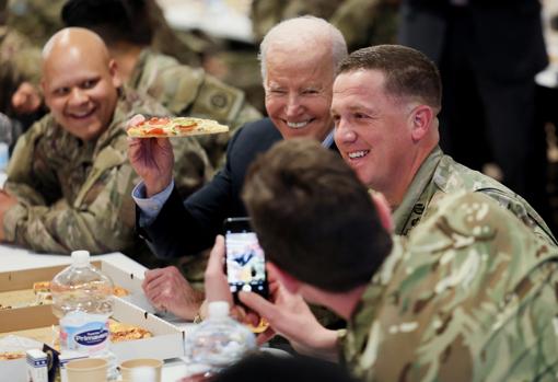 Imagen del presidente de los Estados Unidos, Joe Biden, junto a las tropas estadounidenses en Rzeszow (Polonia)